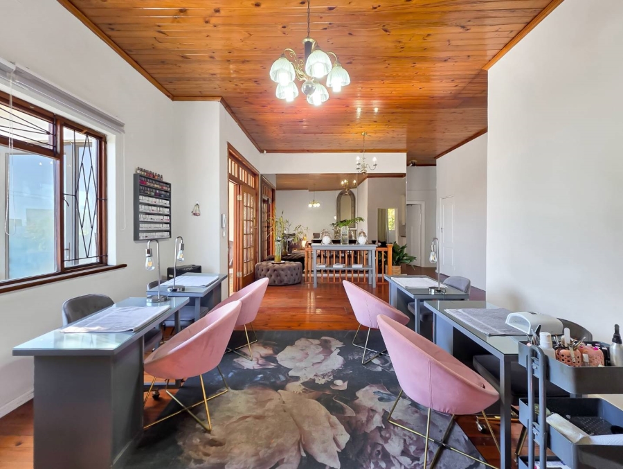 6 Bedroom Property for Sale in Green Point Western Cape